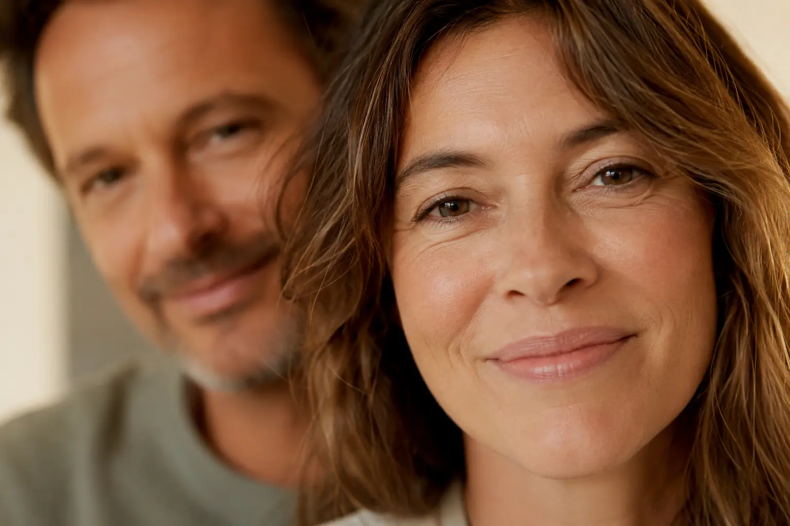 Retrouver l'amour avec WayTwoMatch — parcours de 12 semaines Femme souriante avec un homme en arrière-plan flou — retrouver l'amour avec WayTwoMatch
